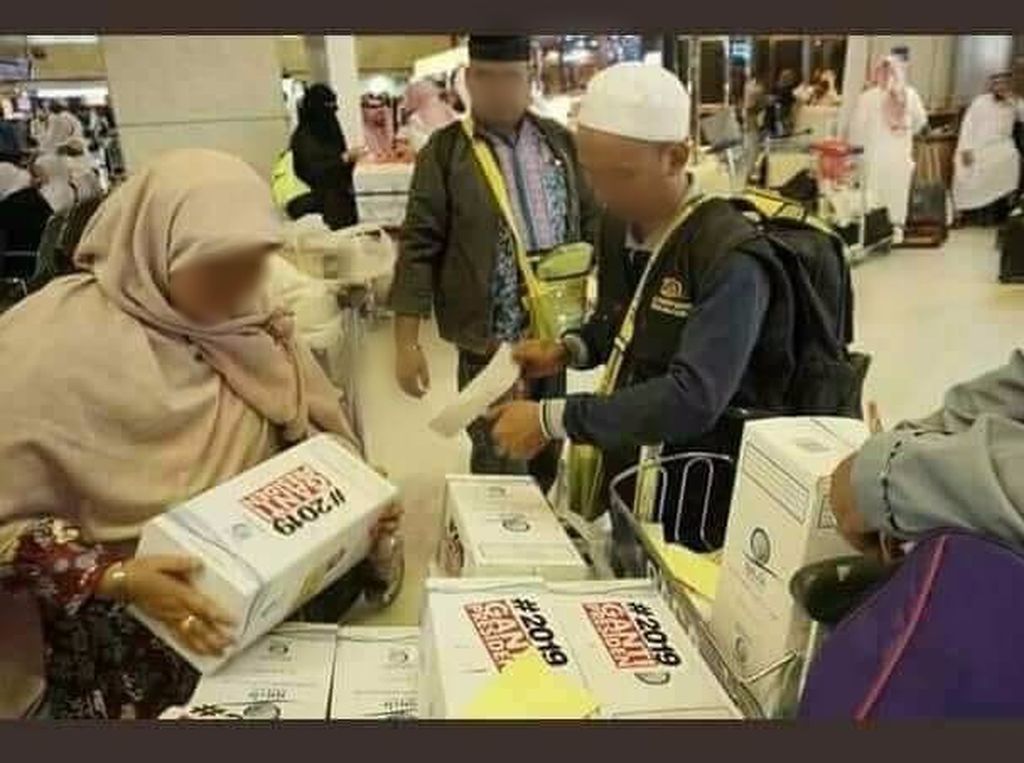 Misteri Penempel #2019GantiPresiden di Zamzam untuk Jemaah Haji Misteri Penempel #2019GantiPresiden di Zamzam untuk Jemaah Haji