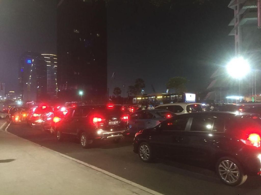 Macet Total! Perjalanan Thamrin-Sudirman Ditempuh 1,5 Jam Macet Total! Perjalanan Thamrin-Sudirman Ditempuh 1,5 Jam