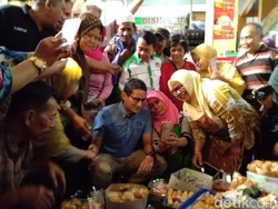 Kunjungi Pasar Beringharjo, Sandi Jadi Rebutan Selfie Emak-emak