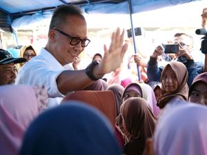 Mensos Agus Gumiwang Kunjungi Korban Gempa Sumbawa Barat