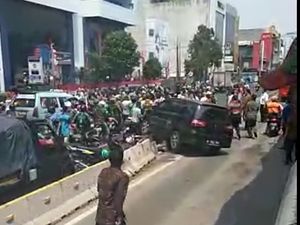 Detik-detik Mobil Dirusak Massa di Halte Mangga Besar Detik-detik Mobil Dirusak Massa di Halte Mangga Besar