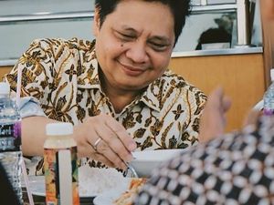 Momen Ketum Golkar, Airlangga Hartarto Ketika Makan dan Masak Bersama Keluarga
