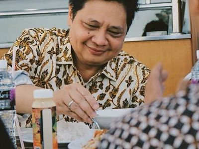 Momen Ketum Golkar, Airlangga Hartarto Ketika Makan dan Masak Bersama Keluarga