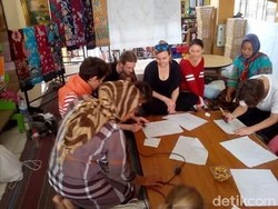 Wow, Batik Buatan UKM Dolly Dilirik Desainer Oscar Lawalata