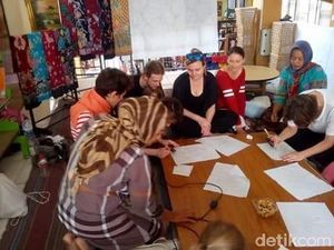 Wow, Batik Buatan UKM Dolly Dilirik Desainer Oscar Lawalata Wow, Batik Buatan UKM Dolly Dilirik Desainer Oscar Lawalata