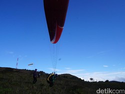 Mengeksplorasi Pedalaman Papua Barat Lewat Paralayang