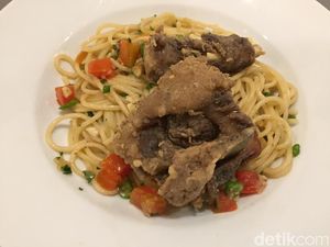 Resto Tigapuluh: Uniknya Spaghetti Buntut Goreng yang Pedas Renyah