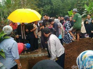 Video: Air Mata di Pemakaman Mahasiswi Korban Begal di Bandung