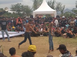 Serunya Perang Cambuk dalam Kesenian Tiban Khas Trenggalek