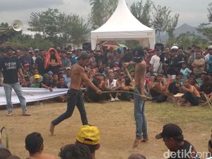 Serunya Perang Cambuk dalam Kesenian Tiban Khas Trenggalek Serunya Perang Cambuk dalam Kesenian Tiban Khas Trenggalek