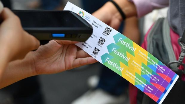 Selain tiket penutupan, panitia juga menjual tiket festival di area GBK. (