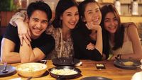 Tampan dan Kekar, Begini Gaya Got Jirayu Saat Makan Bareng Temannya