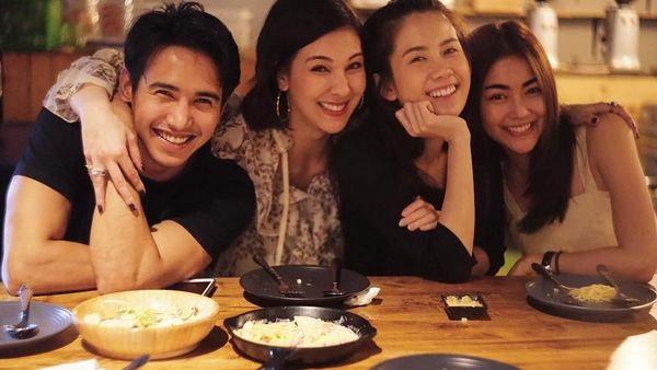 Tampan dan Kekar, Begini Gaya Got Jirayu Saat Makan Bareng Temannya