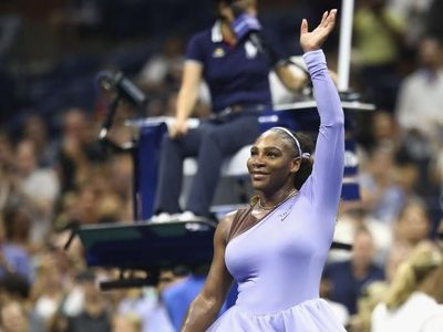 Feminin Sporty, Gaya Serena Williams Bertanding Pakai Kostum Balerina Ungu