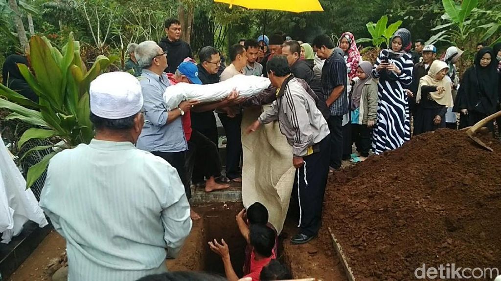 Isak Tangis Iringi Pemakaman Mahasiswi Bandung Korban Begal