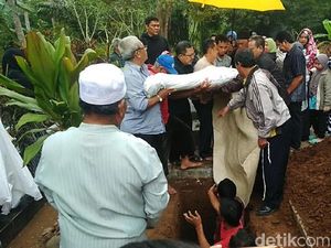 Isak Tangis Iringi Pemakaman Mahasiswi Bandung Korban Begal
