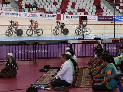 Salat Jumat di Velodrome Rawamangun, Atlet Tetap Berlatih