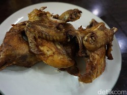 Rahasia Tekstur Empuk Ayam Goreng Legendaris di Rumah Makan Ini
