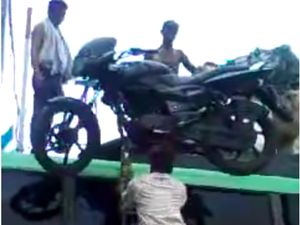 Samson Nih! Pria Ini Bawa Motor Sport di Kepalanya