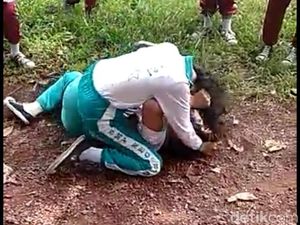 Viral 2 Siswi SMP di Kepri Duel hingga Guling-guling di Tanah Viral 2 Siswi SMP di Kepri Duel hingga Guling-guling di Tanah