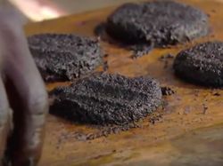 Mau Cicip? Burger Nyamuk hingga Pizza Kaki Kodok yang Unik Ini