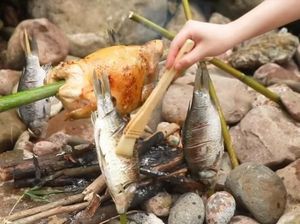 Lihat Aksi Ms Yeah Saat Masak Ayam Panggang di Sungai Pakai Kincir Air