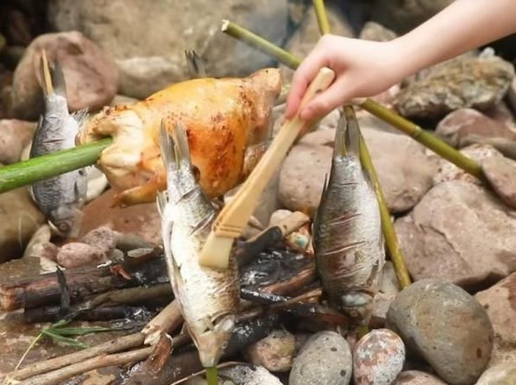 Lihat Aksi Ms Yeah Saat Masak Ayam Panggang di Sungai Pakai Kincir Air Lihat Aksi Ms Yeah Saat Masak Ayam Panggang di Sungai Pakai Kincir Air
