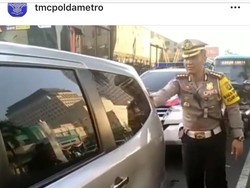Saat Dirlantas Polda Metro Jaya Dorong Mobil Mogok di Senayan