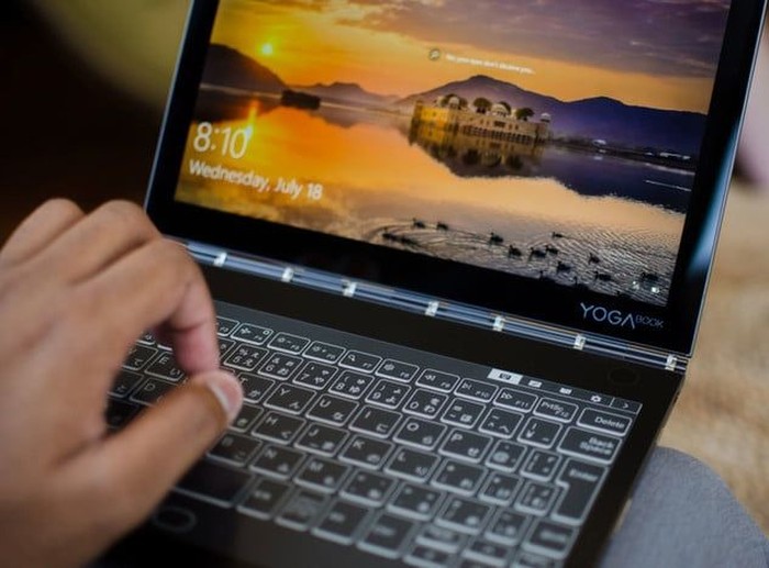Laptop dua layar Lenovo. Foto: istimewa Laptop dua layar Lenovo. Foto: istimewa