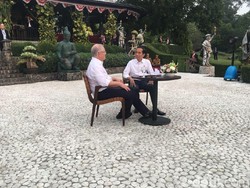 Jokowi Ajak PM Australia Makan Pisang Goreng dan Tahu Isi