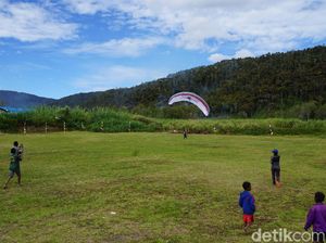 Foto: Jelajah Pedalaman Papua Barat Naik Paralayang, Seru!