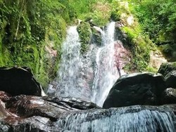 Keindahan Tersembunyi Air Terjun Batu Merah