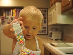 Gemas! Bocah 2 Tahun Ini Sudah Jago Demo Masak