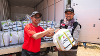 HR Director Kraft Heinz ABC Indonesia Dudi Arisandi menyerahkan bantuan berupa produk makanan dan minuman ABC kepada Direktur Aksi Cepat Tanggap Mukhti. (Foto: dok Kraft Heinz ABC)