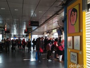 Tak Biasa, 35 Lukisan Dipajang di Halte Transjakarta Harmoni