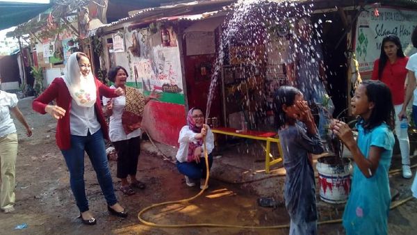 Bantuan Peralatan Air Bersih untuk Warga Menteng Pulo