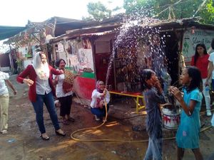 Bantuan Peralatan Air Bersih untuk Warga Menteng Pulo