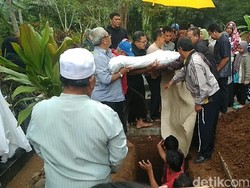 Momen Haru Pemakaman Mahasiswi Bandung Korban Begal