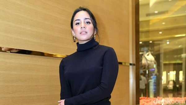 Gaya Angel Pieters dengan Tas Mewah Seharga Rp 1,4 Miliar