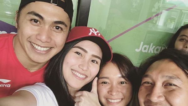 Dear Syahrini, Ayu Ting Ting Nonton dan Foto Bareng Tim Voli Lho!