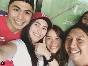 Dear Syahrini, Ayu Ting Ting Nonton dan Foto Bareng Tim Voli Lho!