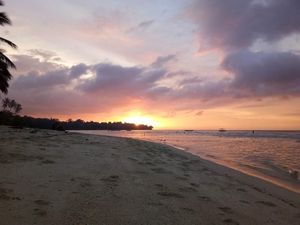 Senja Romantis di Pantai Kaluku