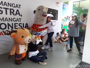 Mereka Rela Panas-Panasan untuk Foto Bareng Kaka, Bhin Bhin, dan Atung Mereka Rela Panas-Panasan untuk Foto Bareng Kaka, Bhin Bhin, dan Atung