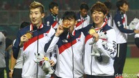 Para pemain Korea Selatan memamerkan medalinya. (Foto: Grandyos Zafna)