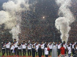 Mereka berpesta di Stadion Pakansari.