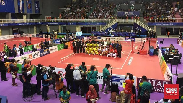 Sesi foto bersama jelang laga final sepak takraw quadrant putra Indonesia vs Jepang, Sabtu (1/8).