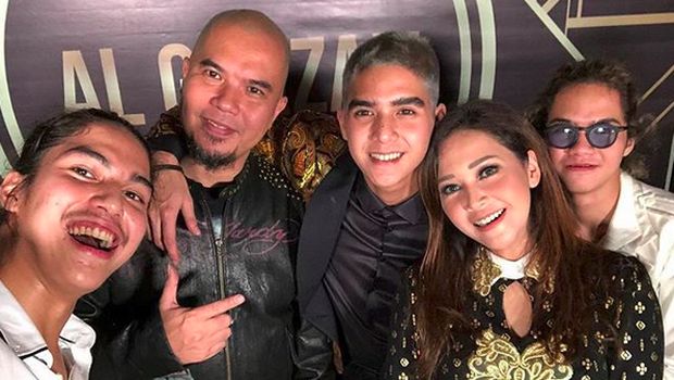 Cara Al Ghazali Menyimpan Kenangan Manis Ayah dan Bundanya