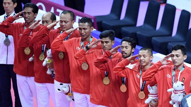 Tim sepak takraw Indonesia melakukan hormat saat upacara penganugerahan medali seusai menang dari Jepang pada final sepak takraw quadrant putra Asian Games 2018 di GOR Ranau, Jakabaring Sport City (JSC), Palembang, Sumatera Selatan, Sabtu (1/9). Tim Indonesia memperoleh medali emas, medali perak diraih Jepang sedangkan perunggu diraih Singapura dan Vietnam. ANTARA FOTO INASGOC/Wahyu Putro A/NZ/18