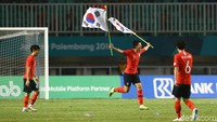Korsel keluar sebagai pemenang berkat gol-gol dari Lee Seung-woo dan Hwang Hee-chan. Son tak kuasa menahan kegembiraannya dengan berlari sambil mengibarkan dua bendera Korsel.