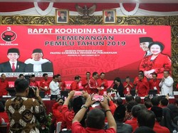 Megawati Beri Jaket Milenial ke Jokowi di Rakornas PDIP
